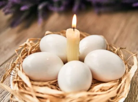White Easter eggs with lighting candle. Happy Easter Concept. Congratulations Foto stock
