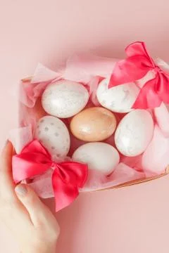 White Easter eggs in a nest on pink background. Design pastel tone in minimal Stockfoto's