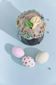White Easter eggs with a pattern in the form of hearts and lines and a cake with Foto stock