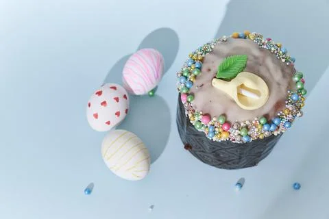 White Easter eggs with a pattern in the form of hearts and lines and a cake with 写真素材