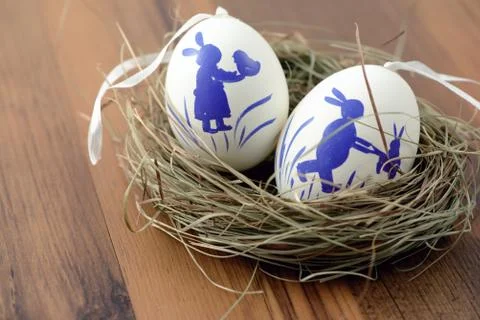 White easter eggs with rabbit decoration in nest Foto stock