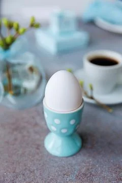 White Egg in Polka Dot Holder with Coffee Cup Stockfoto's