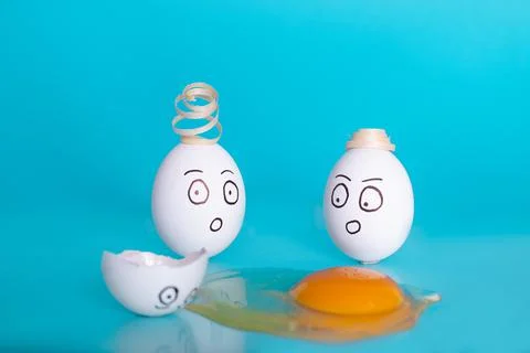 White eggs ith faces and hairstyles. Creative concept photography Foto stock