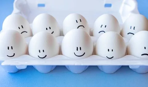 White eggs in a package on a blue background close-up  Foto stock