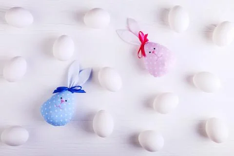 White eggs pattern, including two handmade Easter bunny, blue and pink. Foto stock