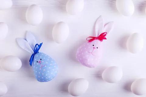 White eggs pattern, including two handmade Easter bunny, blue and pink. Foto stock
