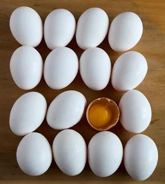 White Eggs Pattern with One Cracked Egg Yolk Foto stock