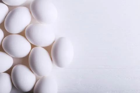 White eggs pattern, on a wooden table. Foto stock