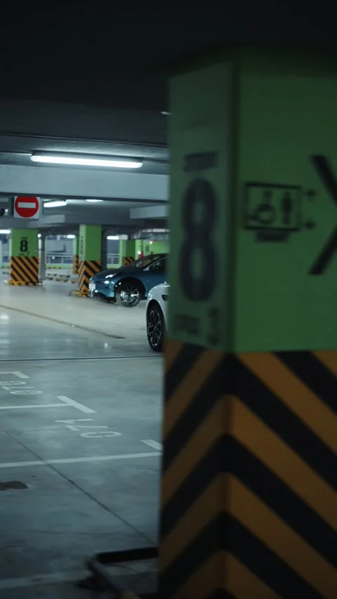 White electric SUV driving in underground parking Vídeos de archivo 318418080