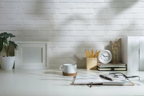 White empty frame mock up coffee cup, notebook and potted plant on working .. Foto stock