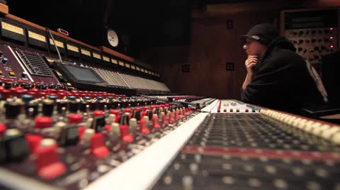 White Engineer listening in Recording Studio - Ew 04 库存影片 26791382