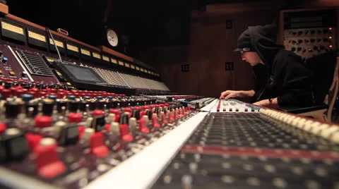 White Engineer mixing in Recording Studio - Ew 03 库存影片 26789287