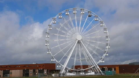 White ferris wheel rotatinging almost empty Vídeos de archivo 238465607