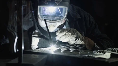 White Flash Welding Dark Workshop Stockbeeldmateriaal 73715620