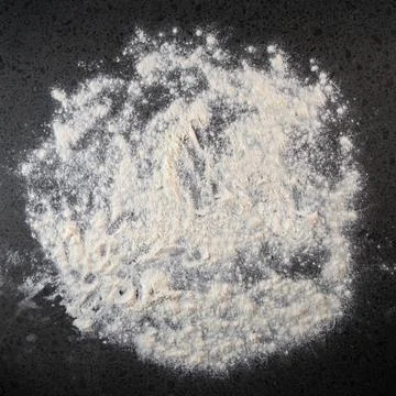 White flour on black backgorund texture photo Foto stock