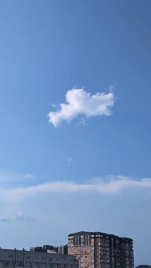 White fluffy cloud moving over modern residential building under clear blue.. Vídeos de archivo 344309906