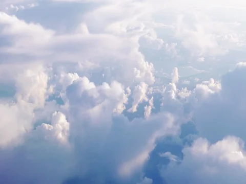The white fluffy clouds from above, view from airplane Windows. Vidéo 83334847