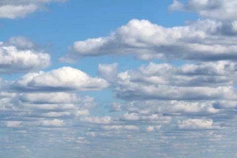 White fluffy clouds on a background of blue sky in summer. The concept of wea Foto stock