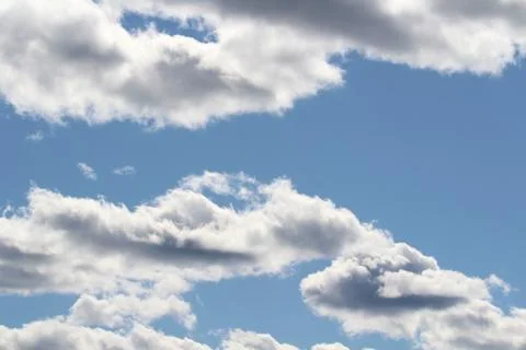 White fluffy clouds on a background of blue sky in summer. The concept of wea Foto stock