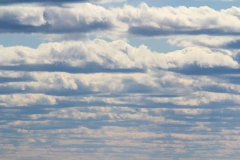 White fluffy clouds on a background of blue sky in summer. The concept of wea Foto stock