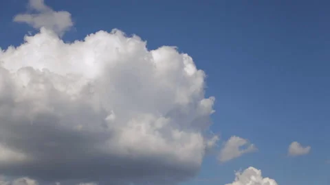 White fluffy clouds on blue sky. Timelapse. 動画素材 169793737