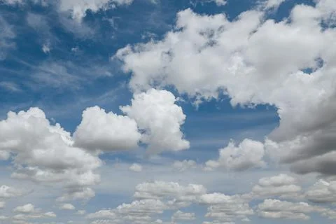 White, Fluffy Clouds In Blue Sky. Background From Clouds Foto stock