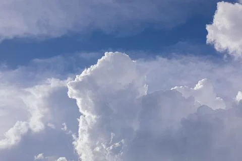 White fluffy clouds on blue sky in summer Stockfoto's