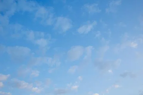 White fluffy clouds in the blue sky. Blue sky background and white clouds s.. Foto stock