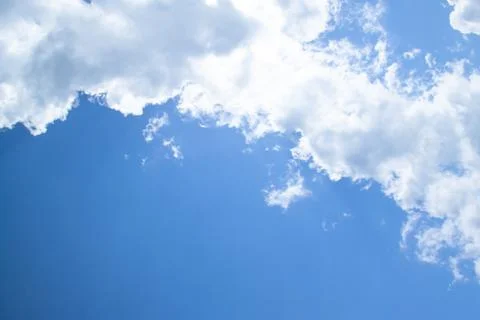 White fluffy clouds in a bright blue sky on a sunny day. Foto stock