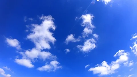 White Fluffy Clouds on Deep Blue Sky Time Lapse 動画素材 109397278