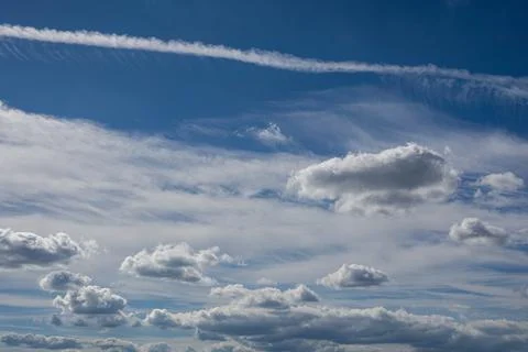 White fluffy clouds floating across a blue summer sky. Foto stock