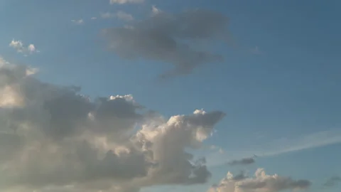 White fluffy clouds move in the blue sky 库存影片 196687604