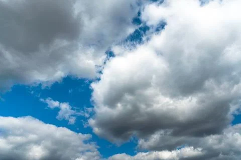 White fluffy clouds in the sky. Blue sky and cloud cover on a sunny summer da Foto stock