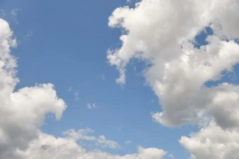 White fluffy clouds in the sky. Blue sky and cloud cover on a sunny summer da Foto stock