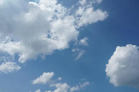 White fluffy clouds in the sky. Blue sky and cloud cover on a sunny summer da Foto stock