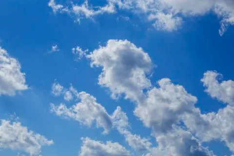 White fluffy clouds in the sky. Fotos Stock