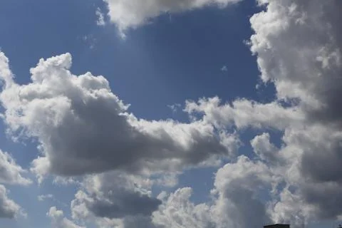 White fluffy clouds in the sky. Fotos Stock
