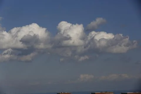 White fluffy clouds in the sky. Foto stock