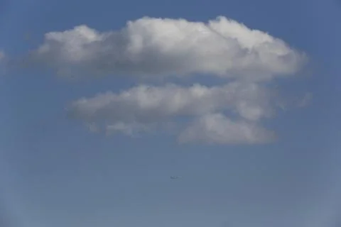 White fluffy clouds in the sky. Fotos Stock