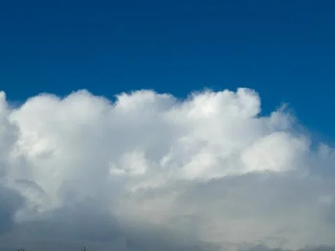 White fluffy cumulus clouds in the summer sky, natural clouds background Foto stock
