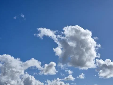 White fluffy cumulus clouds in the summer sky, natural clouds background Foto stock