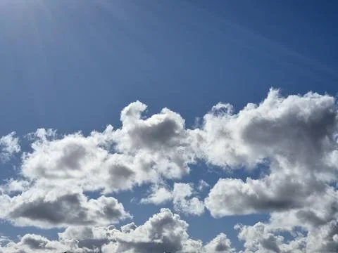 White fluffy cumulus clouds in the summer sky, natural clouds background Foto stock