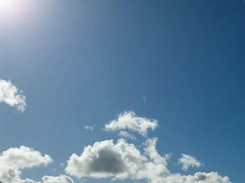 White fluffy cumulus clouds in the summer sky, natural clouds background Foto stock