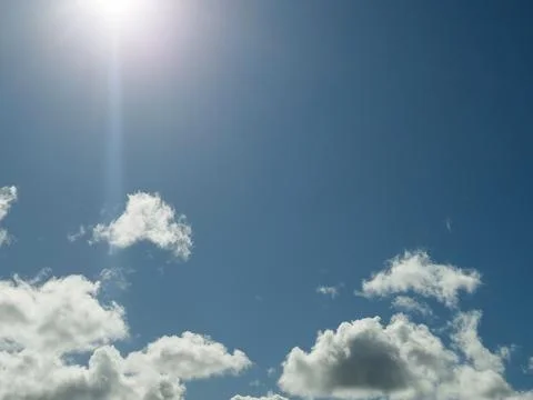 White fluffy cumulus clouds in the summer sky, natural clouds background Foto stock