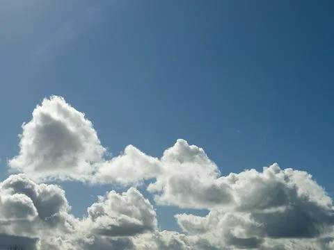 White fluffy cumulus clouds in the summer sky, natural clouds background Foto stock