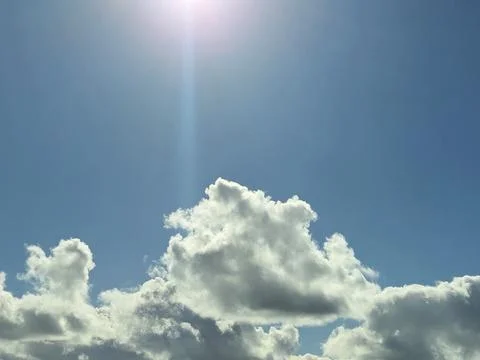 White fluffy cumulus clouds in the summer sky, natural clouds background Foto stock