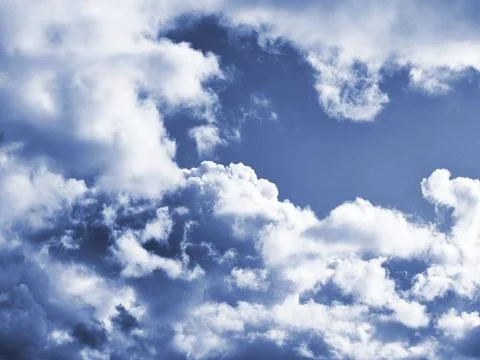 White fluffy cumulus clouds in the summer sky, natural clouds background Foto stock