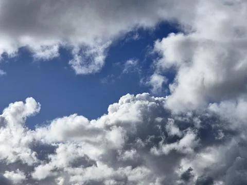White fluffy cumulus clouds in the summer sky, natural clouds background Foto stock