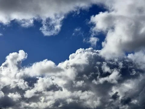 White fluffy cumulus clouds in the summer sky, natural clouds background Foto stock