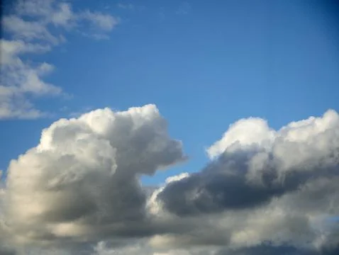 White fluffy cumulus clouds in the summer sky, natural clouds background Foto stock